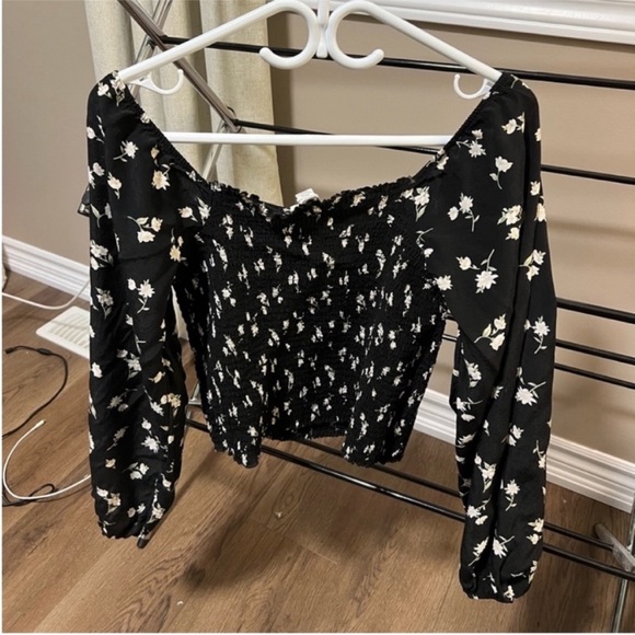 American Eagle black floral cropped smocked flowy sleeve top - Picture 3 of 5